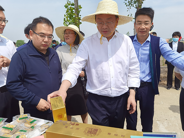 湖北省農(nóng)業(yè)廳廳長吳祖云，鐘祥市委書記周軍，在彭墩查看“三夏”農(nóng)業(yè)生產(chǎn)情況